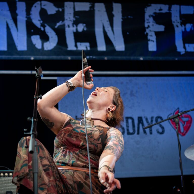 Anja, Sängerin der Hot Tuesdays, voll in Action beim Gig auf dem Südwinsenfestival 2023