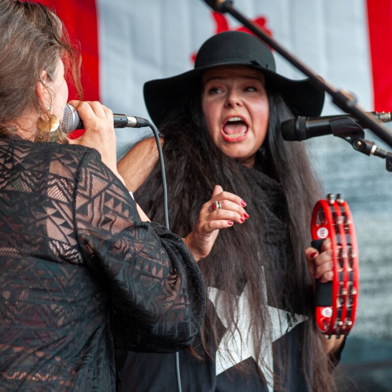 Kim und Anja, die beiden Sängerinnen der Hot Tuesdays, in ihrem Element bei ihrem Gig beim Südwinsen Festival 2023